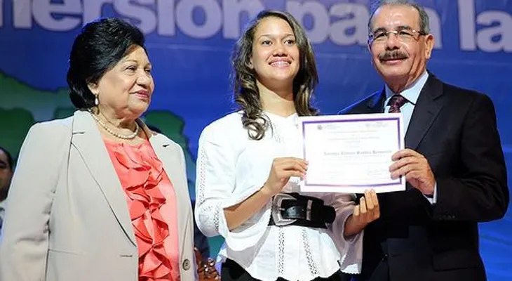 Ocho mil jóvenes se gradúan de inglés