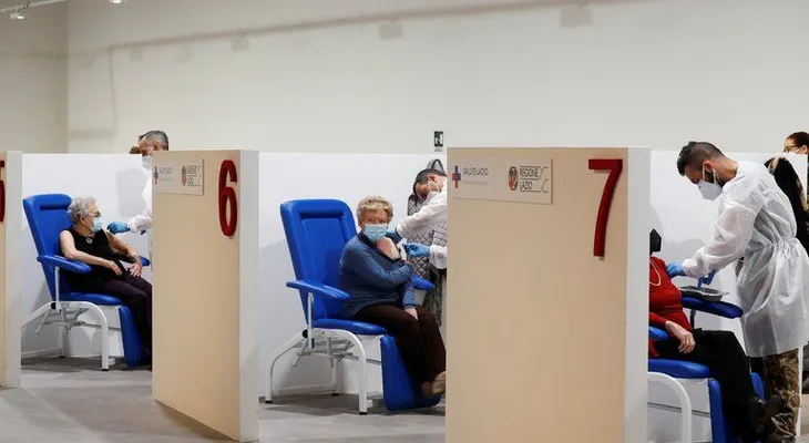 La mayoría de los ensayos clínicos sobre el COVID-19 no tienen en cuenta las diferencias entre hombres y mujeres