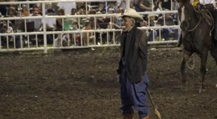 Payaso pone en ridículo a Obama durante un rodeo