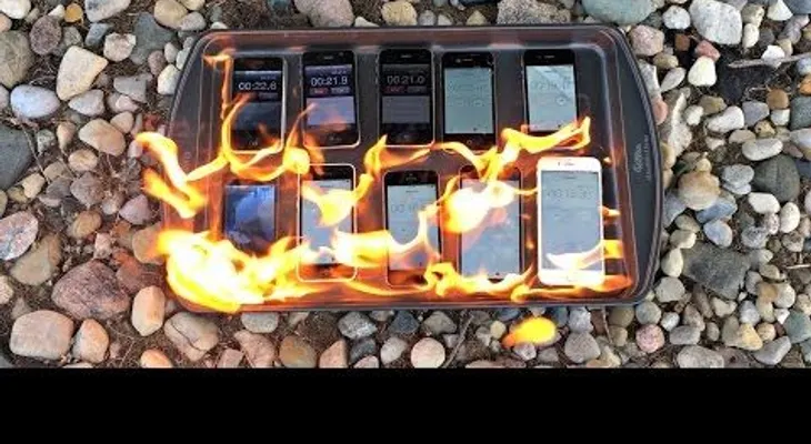¿Qué pasa si prendemos fuego a 10 iPhones de distintas generaciones?