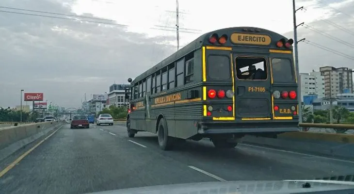 Autobús del Ejército transita por elevado de la Kennedy, sin placa y ante la mirada indiferente de AMET