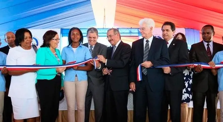 Medina entrega escuela y liceo  en Peravia
