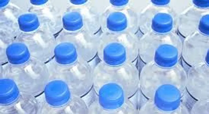 Reutilizar las botellas de agua es un riesgo a la salud