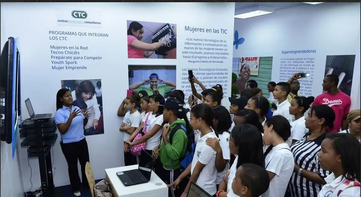 Vicepresidencia impulsa en mujeres uso de tecnología durante Feria del Libro