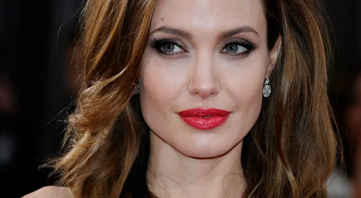 Angelina Jolie recibe oferta de matrimonio de escritor, que le propone viva con él en Rusia