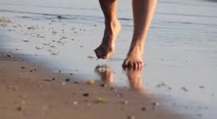 Caminar descalzo ayuda a relajar los músculos y exfoliar la epidermis