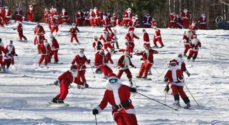 Decenas de Santa Claus salen a esquiar para evento benéfico