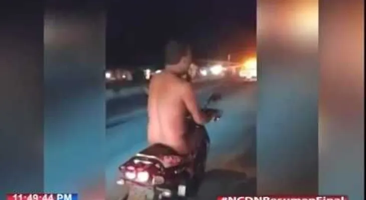 Un hombre desnudo conduce motocicleta en SPM 