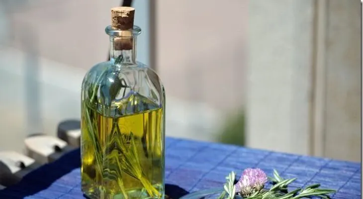 Cómo preparar tu propio alcohol de romero para eliminar la celulitis