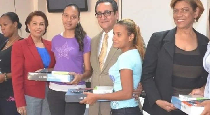 50 estudiantes de educación UASD reciben tablets del Mescyt y Microsoft