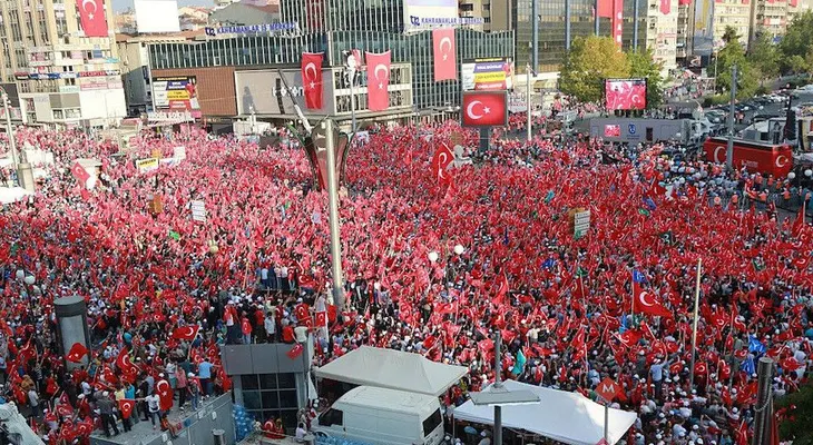 Erdogan da una muestra de fuerza y se compromete a apoyar la pena de muerte