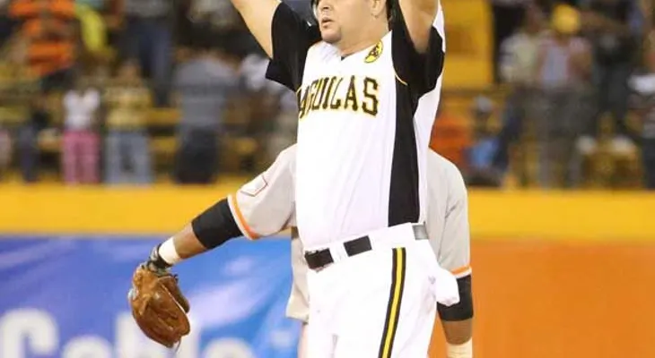Escogido extiende racha de triunfos a cinco juegos; vence a los Gigantes 4- 2 en once entradas