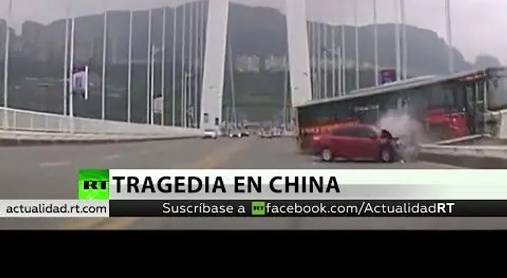 Autobús cae al río en China, tras espectacular pelea y deja 15 muertos (VIDEO 2)