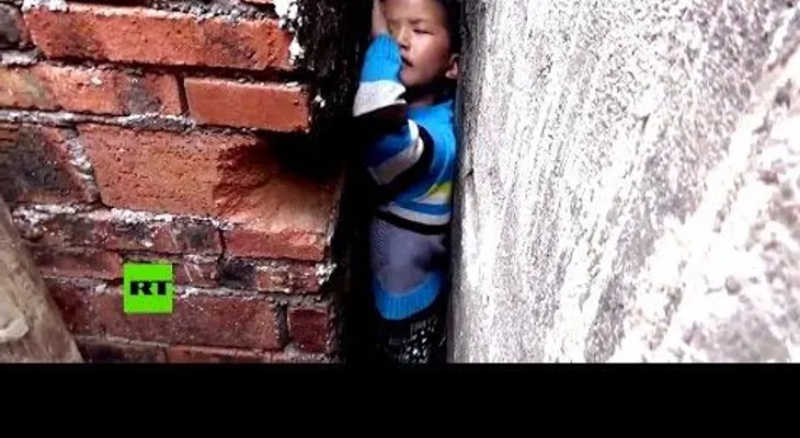 El delicado rescate de un niño atrapado entre dos paredes (VIDEO)