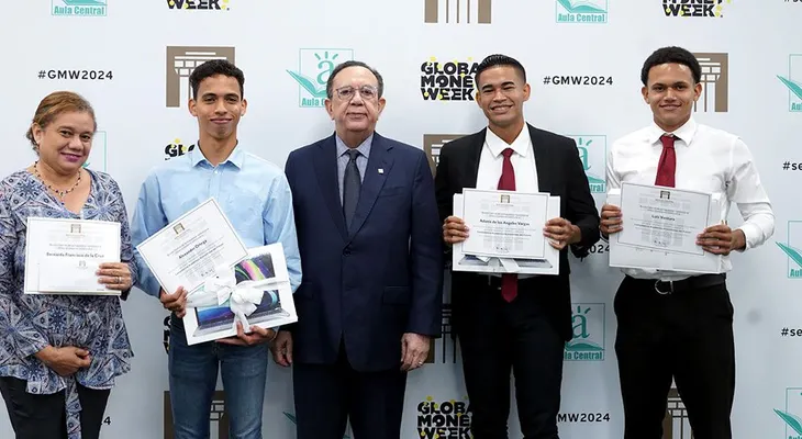 Estudiantes SFM ganan competencia académica "Economistas del Futuro" del Banco Central