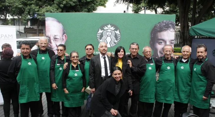Starbucks abre en México su primer establecimiento atendido por mayores de 60 años