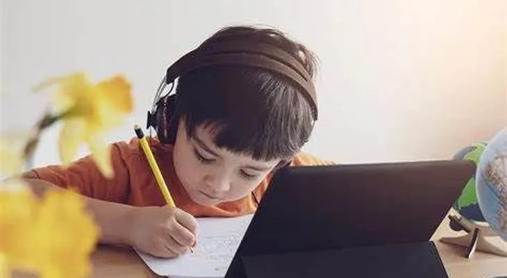 Las pantallas causan dolores de espaldas y de cervicales en los niños