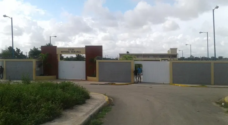 Solicitan a padres de estudiantes cumplir con pagos pendientes en liceo Minerva Mirabal