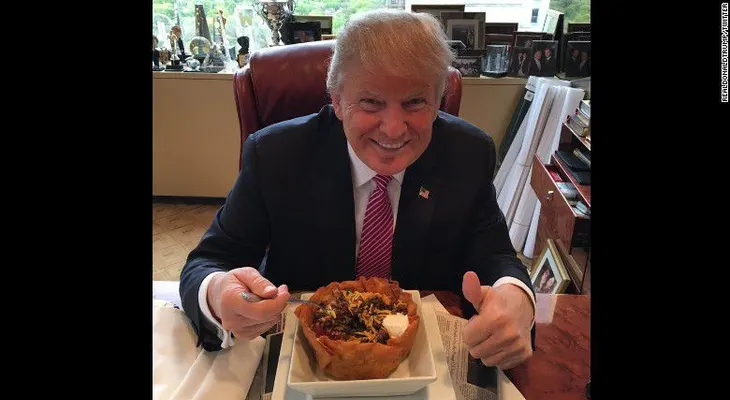 Trump "celebra" el Cinco de Mayo con un 'taco bowl' y dice: "¡Amo a los hispanos!"