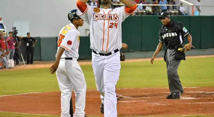 Deibinson Romero dispara HR para dar victoria a los Leones 5-2 sobre Gigantes