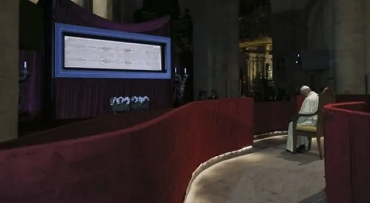 El papa reza en Turín ante la Sábana Santa