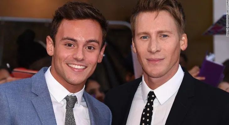 El clavadista británico Tom Daley se compromete con el guionista Dustin Lance Black