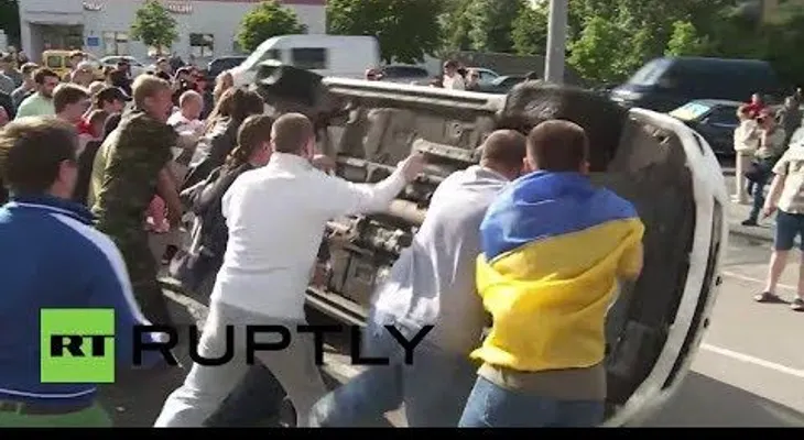 Video: Radicales ucranianos destruyen autos y asedian la Embajada de Rusia en Kiev