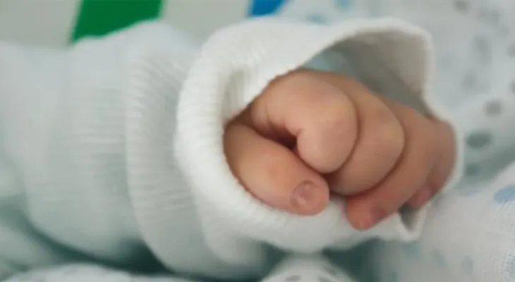 Un hombre que ofreció la venta de su hija en eBay, dice que fue una broma