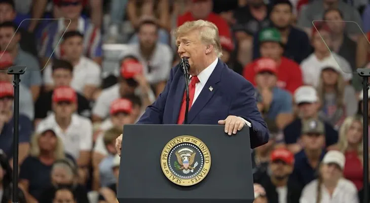 Trump defiende su gestión en seguridad, inmigración e inversión durante mitin en Fort Myers, Florida