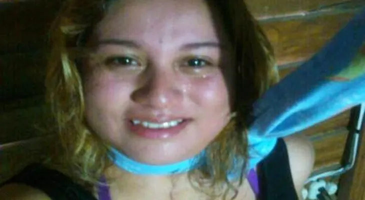 Mujer se ahorca con cortina