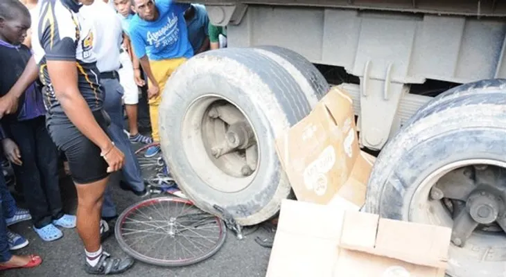 Hombre muere aplastado por un camión 