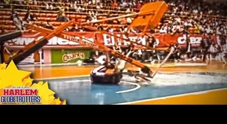 Video: Un tablero de baloncesto, a punto de cortarle la cabeza a un baloncestista
