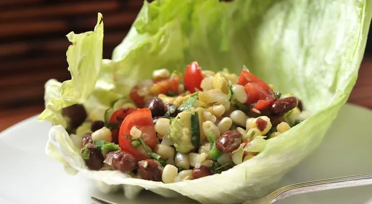 Camarón sabroso con ensalada de frijoles negros