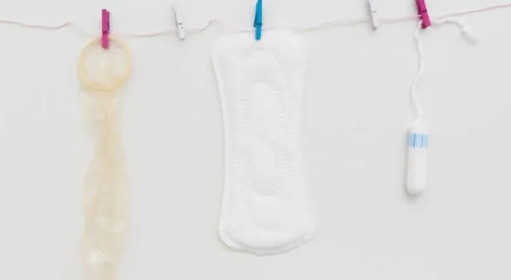 Techos ecológicos con preservativos, compresas y tampones usados