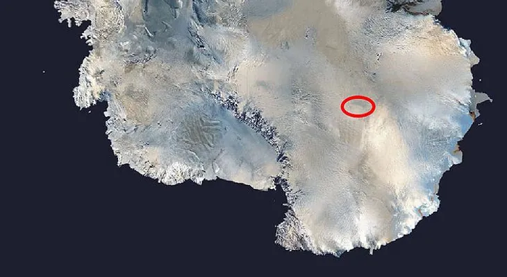 Video: hombre nada bajo el hielo en un lago en Rusia