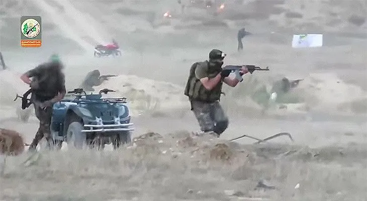 El movimiento palestino Hamas exhibe a su unidad de élite durante un ensayo de combate (VIDEO)