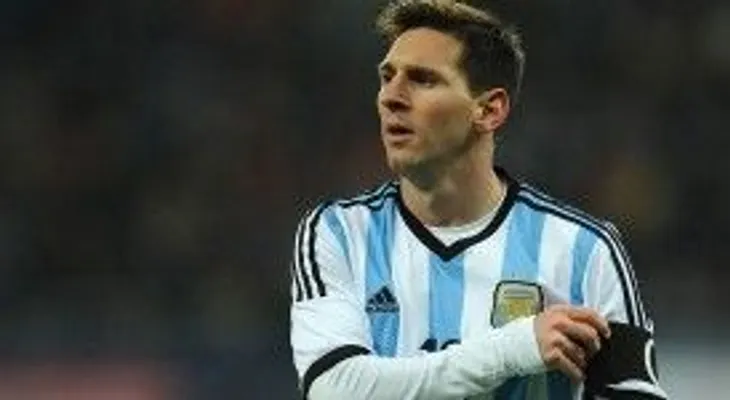 Messi se retira por molestias musculares en el muslo derecho