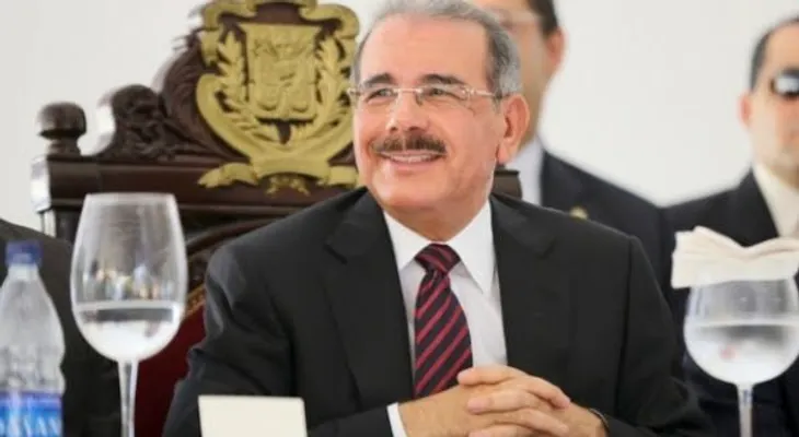 Danilo Medina pensiona a Mundito Espinal y a otros seis cronistas de arte 