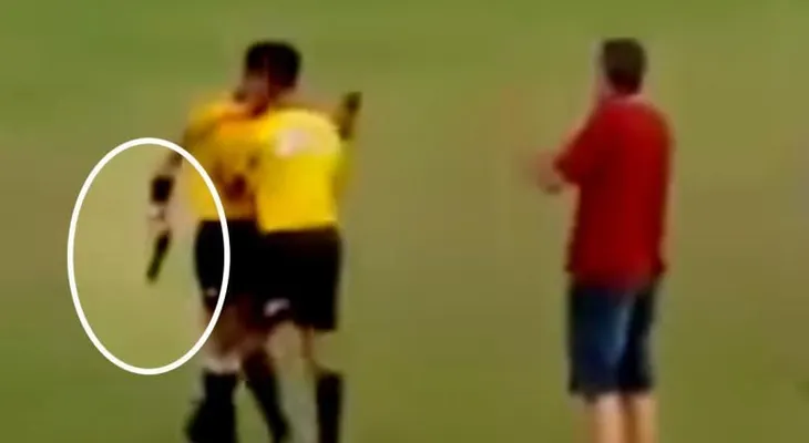 Insólito: Un árbitro saca una pistola en pleno partido de fútbol (VIDEO)
