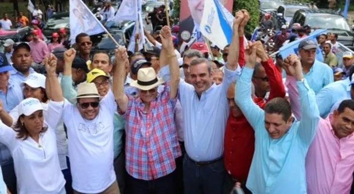 Abinader dice tiene 43% y está bailando pegado con Danilo Medina