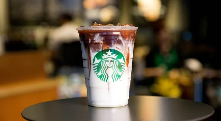 Alerta higiénica: hallaron bacterias fecales en el café helado de Starbucks