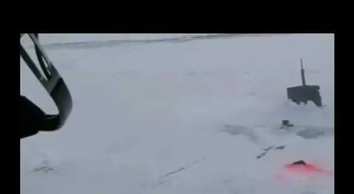 Helicóptero ruso halla un submarino nuclear de EE.UU. dañado atrapado en el hielo del Ártico