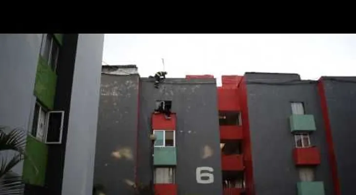 La arriesgada maniobra de un bombero que evitó el suicidio de un hombre (VIDEO)