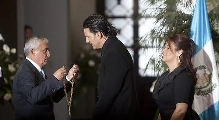 Arjona devuelve reconocimiento al presidente Pérez Molina porque carece de honor
