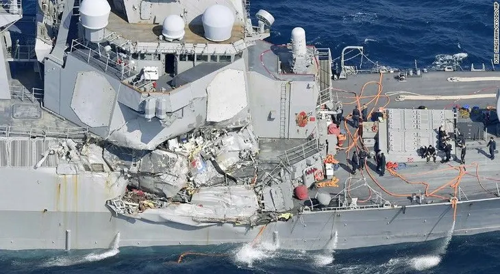 7 marineros estadounidenses desaparecen tras choque de buque de guerra en Japón