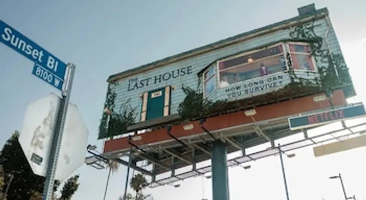 Hombre vive dentro de una valla publicitaria de Netflix en Los Ángeles para promocionar 'The Last House'