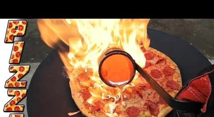 Así queda una pizza con "salsa picante" de cobre fundido al rojo vivo
