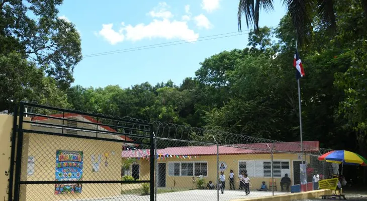 Aulas modulares mitigan déficit escolar pero el calor afecta a estudiantes en Santo Domingo