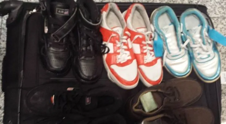 Decomisan 20 plantillas de cocaína adheridas a la suela de 10 pares de tenis 
