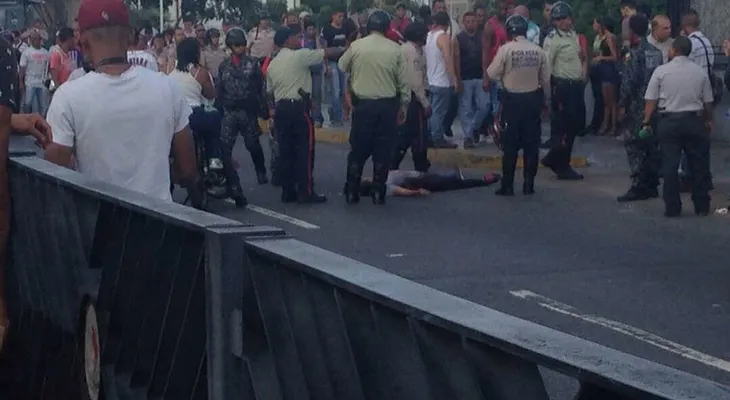 Un muerto y al menos tres heridos por disparos de colectivos chavistas contra votantes del plebiscito opositor